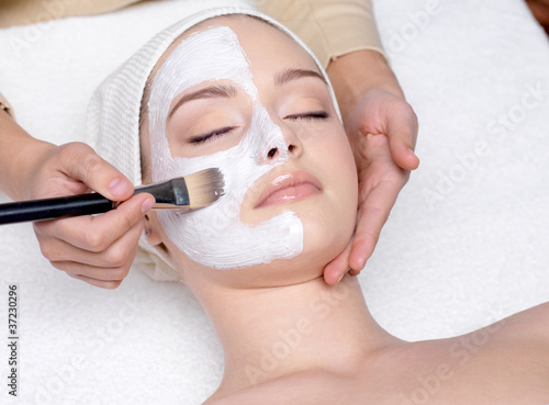 Plakat na zamówienie Woman having a facial cosmetic mask