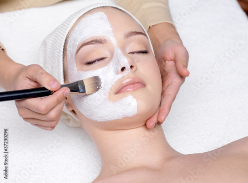 Nowoczesny obraz na płótnie Woman having a facial cosmetic mask