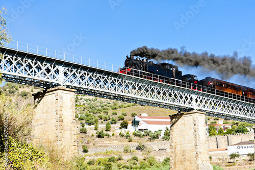 Naklejka samoprzylepna Pociąg parowy w dolinie douro, portugalia