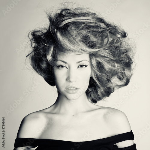 Naklejka dekoracyjna Beautiful woman with magnificent hair