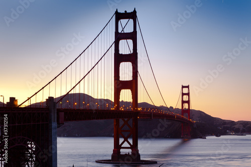 Obraz na płótnie canvas Golden Gate Bridge zachód słońca