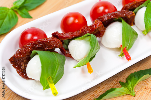 Tapeta ścienna Kanapki z pomidorkami cherry, mozzarellą, suszonymi pomidorami i bazylią