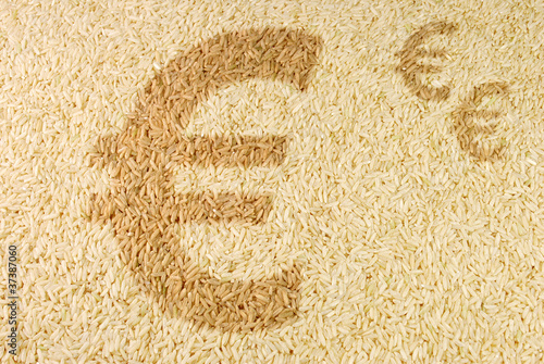 Fotografía Markt für Agrarrohstoffe - Euro-Zeichen auf Reiskernen