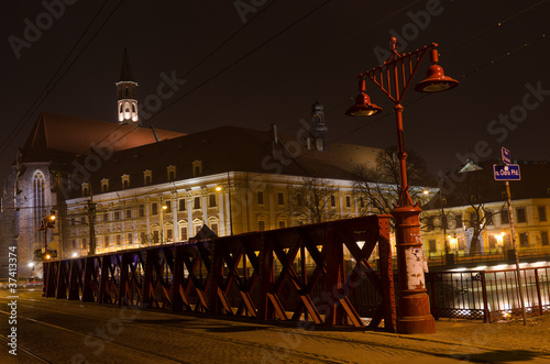 Board z aluminiowym obramowaniem Ostrow tumski we wrocławiu, w nocy, polska.