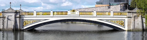 Board z aluminiowym obramowaniem Most króla w dublinie - panorama