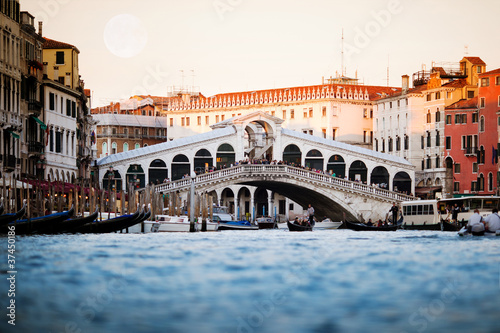 Tapeta ścienna Rialto z księżycem