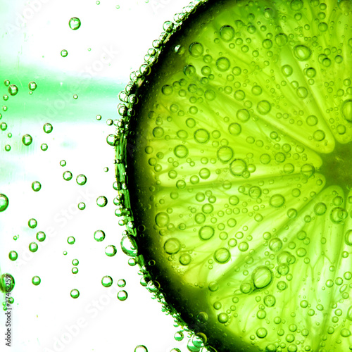 Naklejka - mata magnetyczna na lodówkę lime slice in water