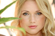 © goodluz - Portrait de jeune femme blonde