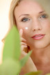 © goodluz - Portrait de jeune femme se maquillant
