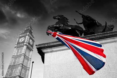 Obraz na płótnie canvas Big ben z kolorową flagą Anglii, Londynu, Wielkiej Brytanii