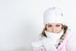 молодая красивая девушка в шапке и шарфе на белом фоне