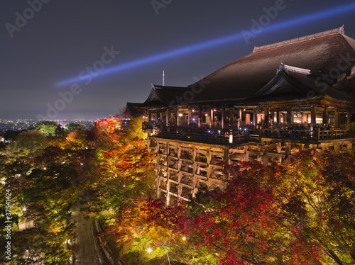 Plakat na papierze fotorealistycznym Nachtbeleuchtung kiyomizudera