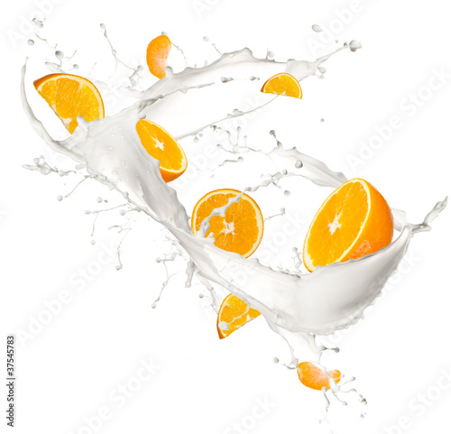Board z aluminiowym obramowaniem Pomarańcze w splash mleka, na białym tle