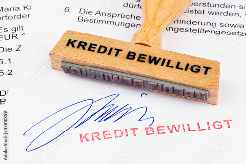 Fotografía Holzstempel auf Dokument: Kredit bewilligt