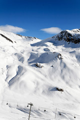 remontée mécanique au sommet des montagnes