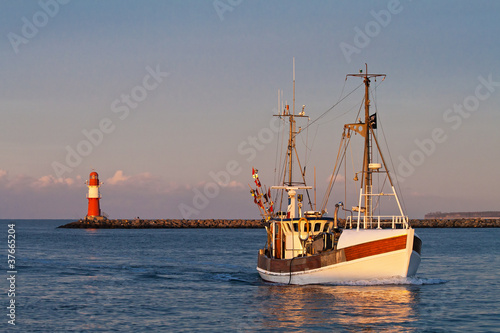 Board z aluminiowym obramowaniem Łódź rybacka w Warnemünde.