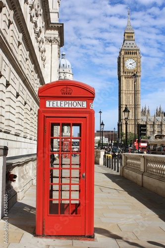 Naklejka na szybę Czerwona budka telefoniczna w Londynie z Big Benem w tle