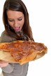 une belle femme avec la pizza