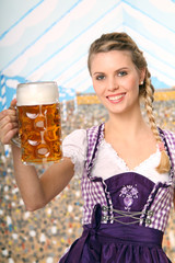 Poster - Blondine auf dem Oktoberfest