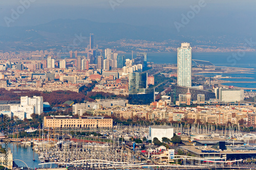 Plakat na papierze fotorealistycznym Widok z lotu ptaka Barcelony z Montjuic