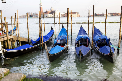 Plakat Wenecja   gondole-przywiazane-do-drewnianych-slupow-w-wenecji-wlochy