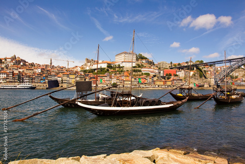 Naklejka samoprzylepna Starożytny transport łodzi z winem nad rzeką Douro w oporto, północ