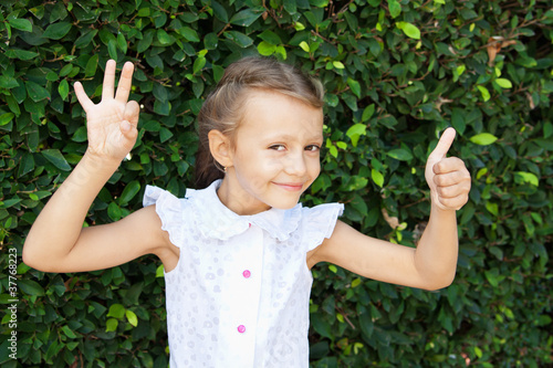 Фото девочка показывает just ok. Ребёнок показывает знак победы. Взрослая девочка показывает. Взрослая девочка показывает. Восьмилетняя девочка показала знак помощи.