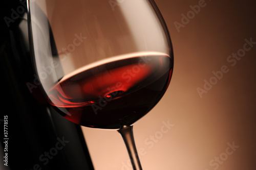 Plakat na papierze fotorealistycznym Czerwone wino, butelki i szkła z bliska