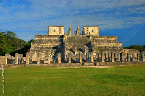 Naklejka samoprzylepna Świątynia wojowników w chichen itza w pobliżu cancun, meksyk