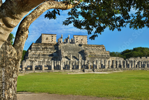 Naklejka samoprzylepna Świątynia wojowników w chichen itza w pobliżu cancun, meksyk