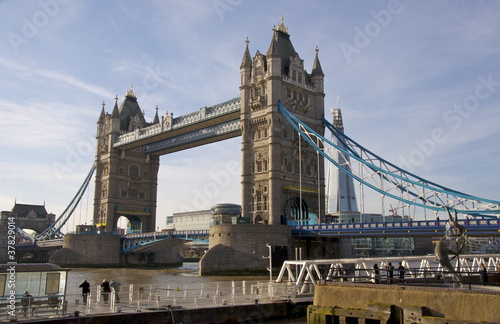 Plakat na papierze fotorealistycznym Tower Bridge w Londynie