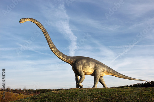 Dekoracja na wymiar  roslinozerny-dinozaur-spacerujacy-po-pustkowiu
