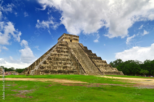 Naklejka samoprzylepna Piramida kukulkan w chichen itza, jeden z 7 nowych cudów w Meksyku
