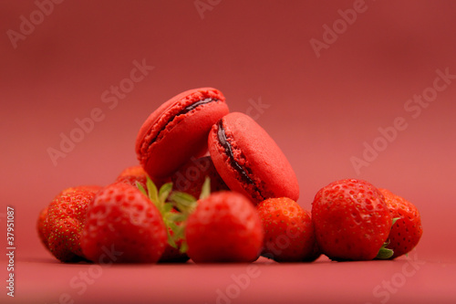 Obraz na płótnie canvas dwuczęściowy "dyptyk" Macaroons o smaku truskawkowym