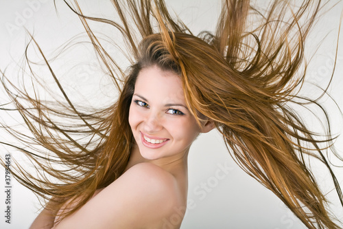 Naklejka - mata magnetyczna na lodówkę Cheerful young woman with developing hair