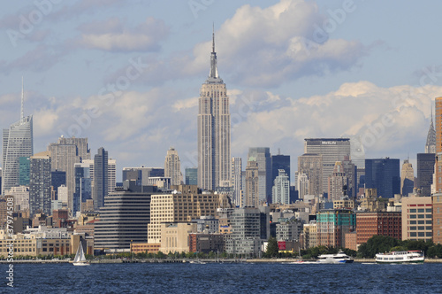 Board z aluminiowym obramowaniem Manhattan, widziany z Ellis Island, Nowy Jork, USA