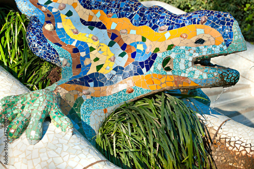 Board z aluminiowym obramowaniem Park Guell w Barcelonie, Hiszpania.