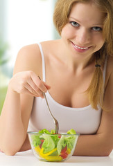 Wall Mural - beautiful woman with vegetable vegetarian salad