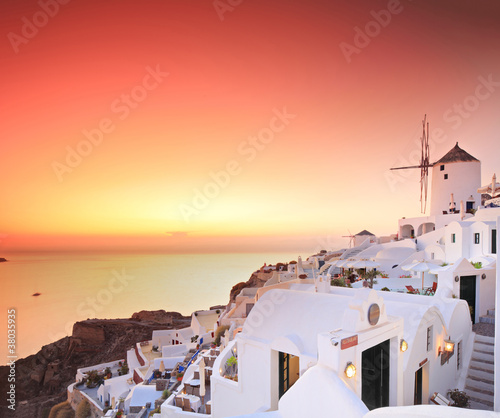 Board z aluminiowym obramowaniem Wieś na wyspie santorini, grecja o zachodzie słońca