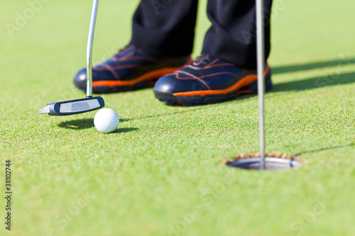 Board z aluminiowym obramowaniem Golfowy zielony dziura kurs mężczyzna kładzenie piłki inside skrótu uderzenie zakańczające