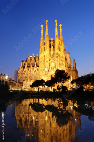 Plakat na papierze fotorealistycznym Katedra Sagrada Familia w Barcelonie, Hiszpania, noc scena