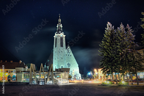 Naklejka samoprzylepna Limanowa - centrum miasta nocą