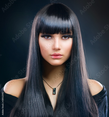 Fotografie, Obraz Krásná brunetka. Zdravé dlouhé vlasy