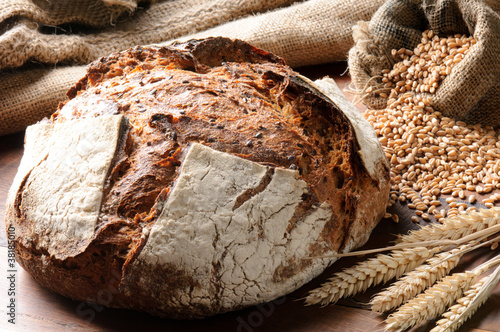 Naklejka dekoracyjna Freshly baked traditional bread