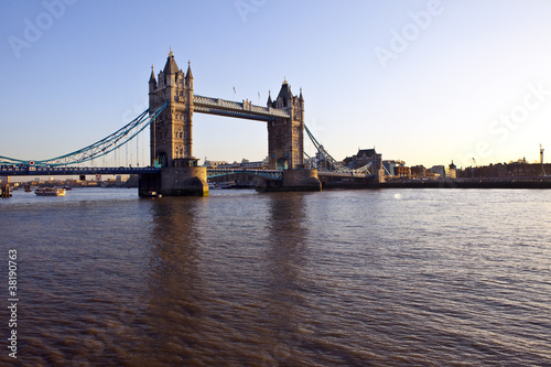 Plakat na papierze fotorealistycznym Tower Bridge i Tamiza o zachodzie słońca