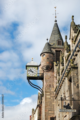 Board z aluminiowym obramowaniem Canongate zegar, royal mile, edynburg, szkocja, wielka brytania