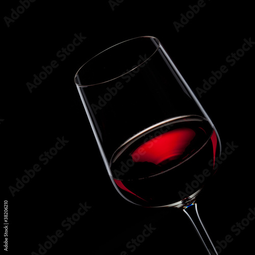 Plakat na papierze fotorealistycznym Czerwone wino w szkle odizolowane na czarno