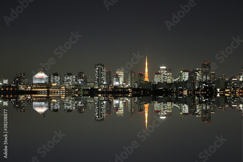 Board z aluminiowym obramowaniem Tokyo tower noc refleksji
