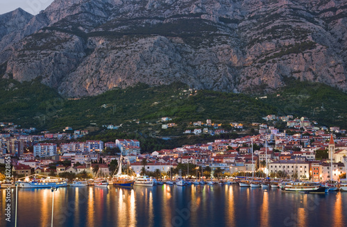 Obraz na płótnie canvas trzyczęściowy "tryptyk" Miasto makarska w chorwacji w nocy