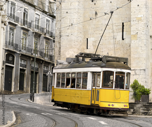 Fototapety tramwaje  klasyczny-zolty-tramwaj-w-portugalii